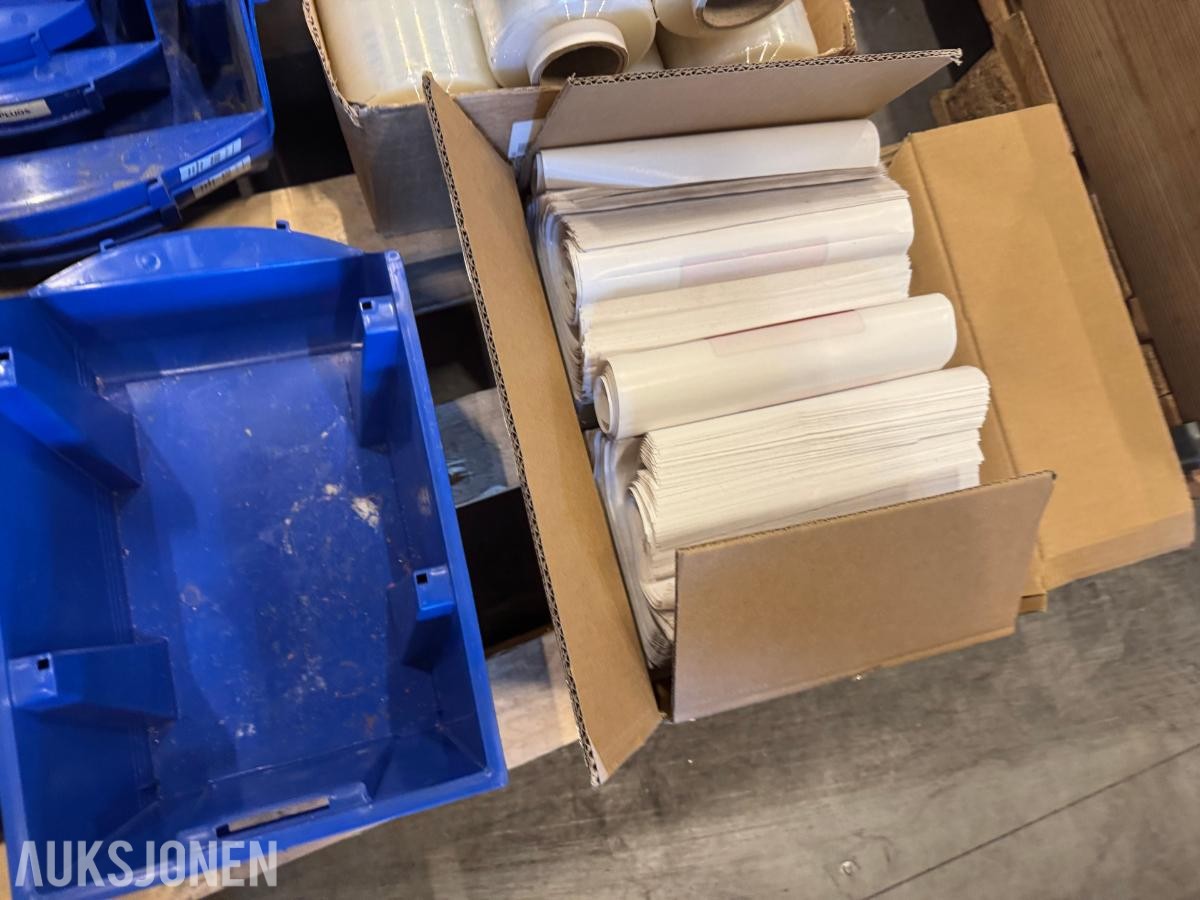 Palle med blå plastkasser  og plaststrekkfilm
