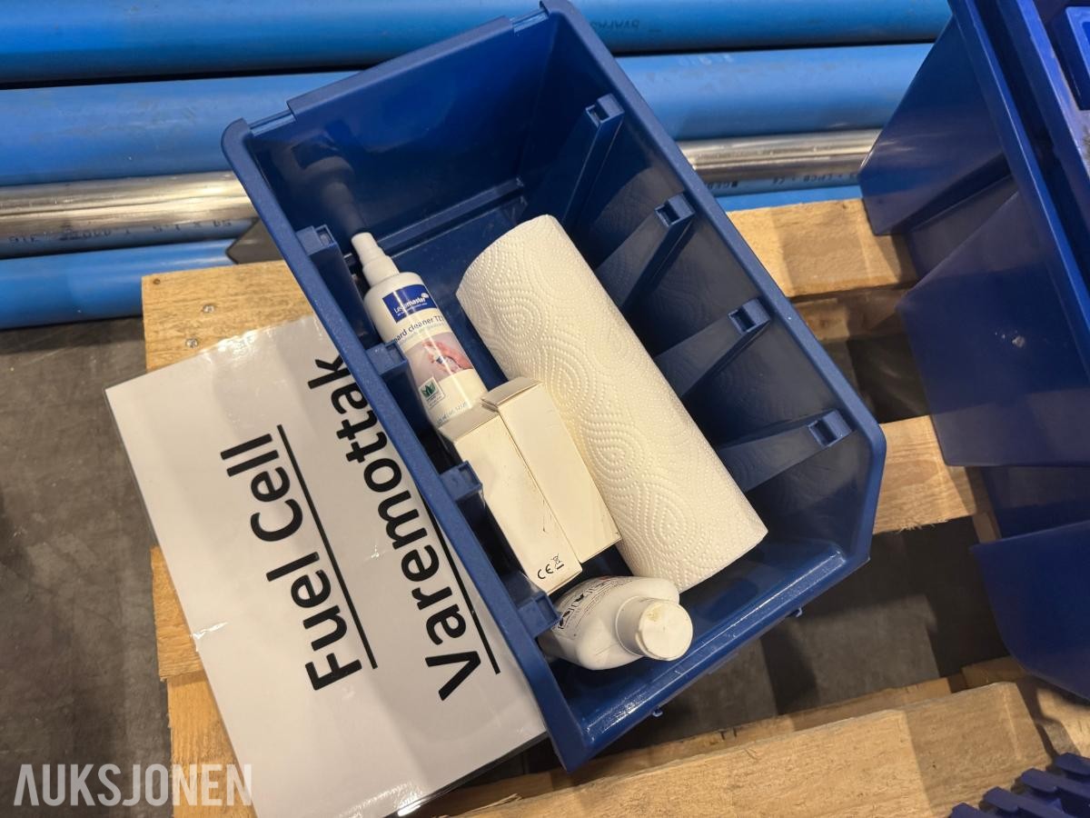 Palle med blå plastkasser  og plaststrekkfilm