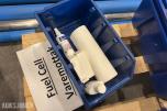 Palle med blå plastkasser  og plaststrekkfilm