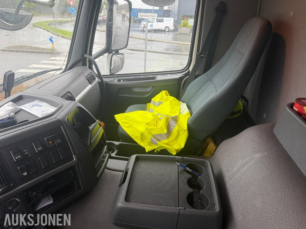 2011 Volvo FM 330 skapbil, Zepro bakløfter 2500 kg