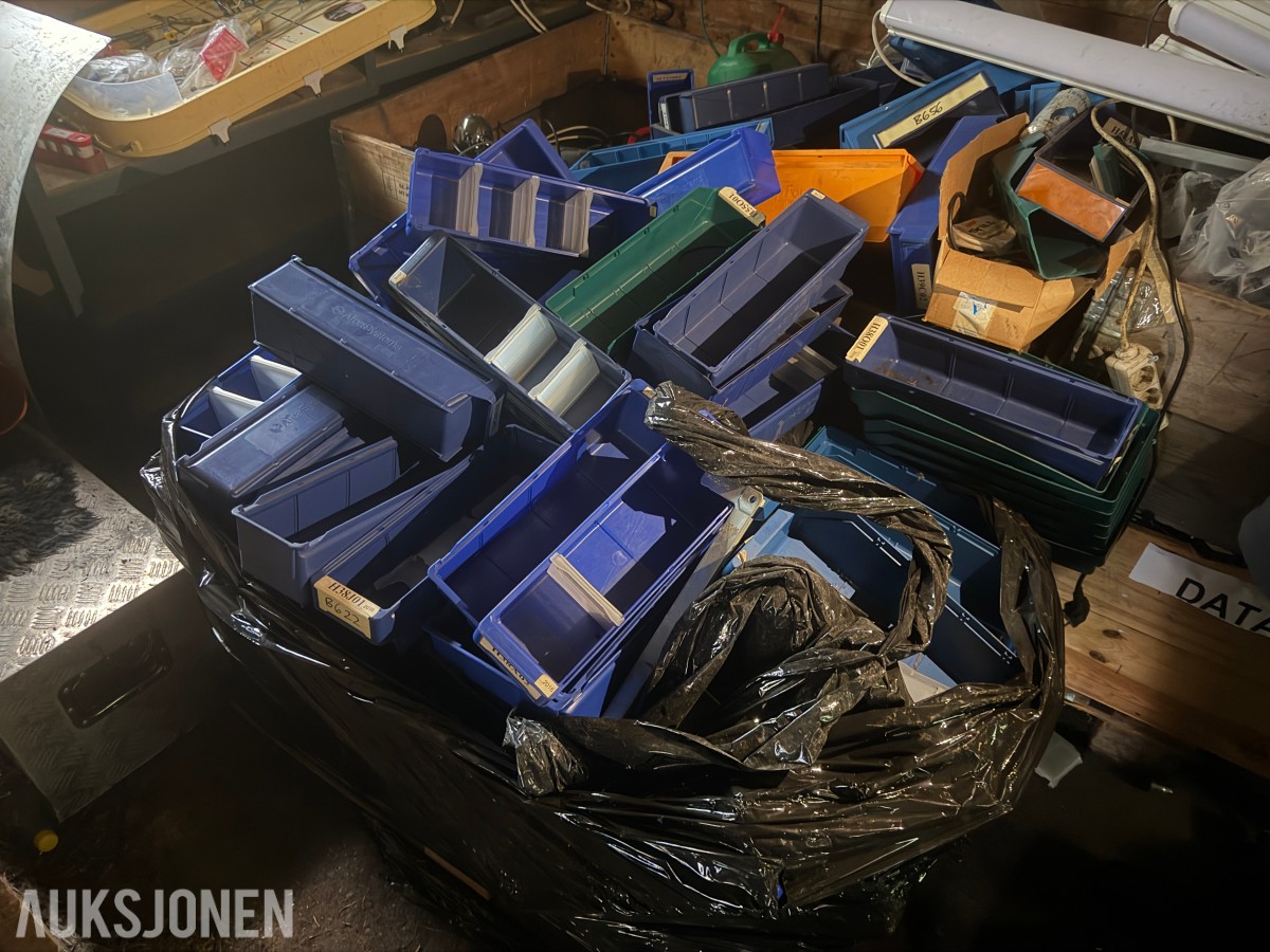 Parti med plastkasser og lagerbokser i flere størrelser