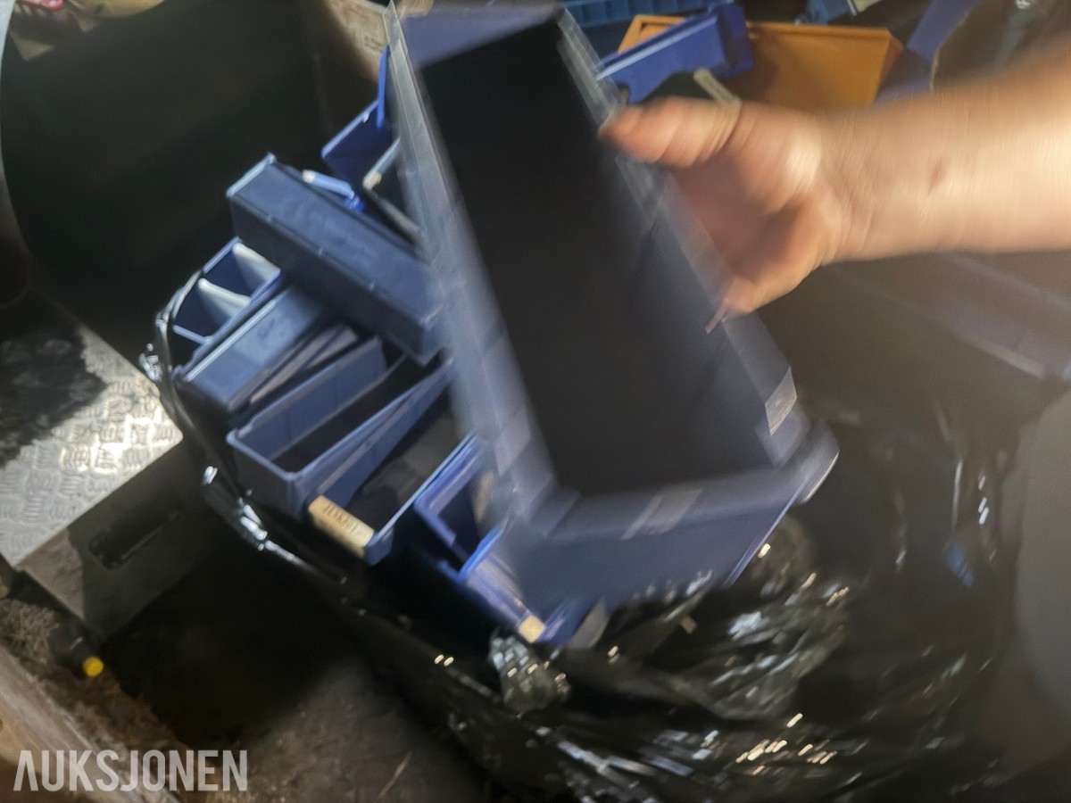 Parti med plastkasser og lagerbokser i flere størrelser
