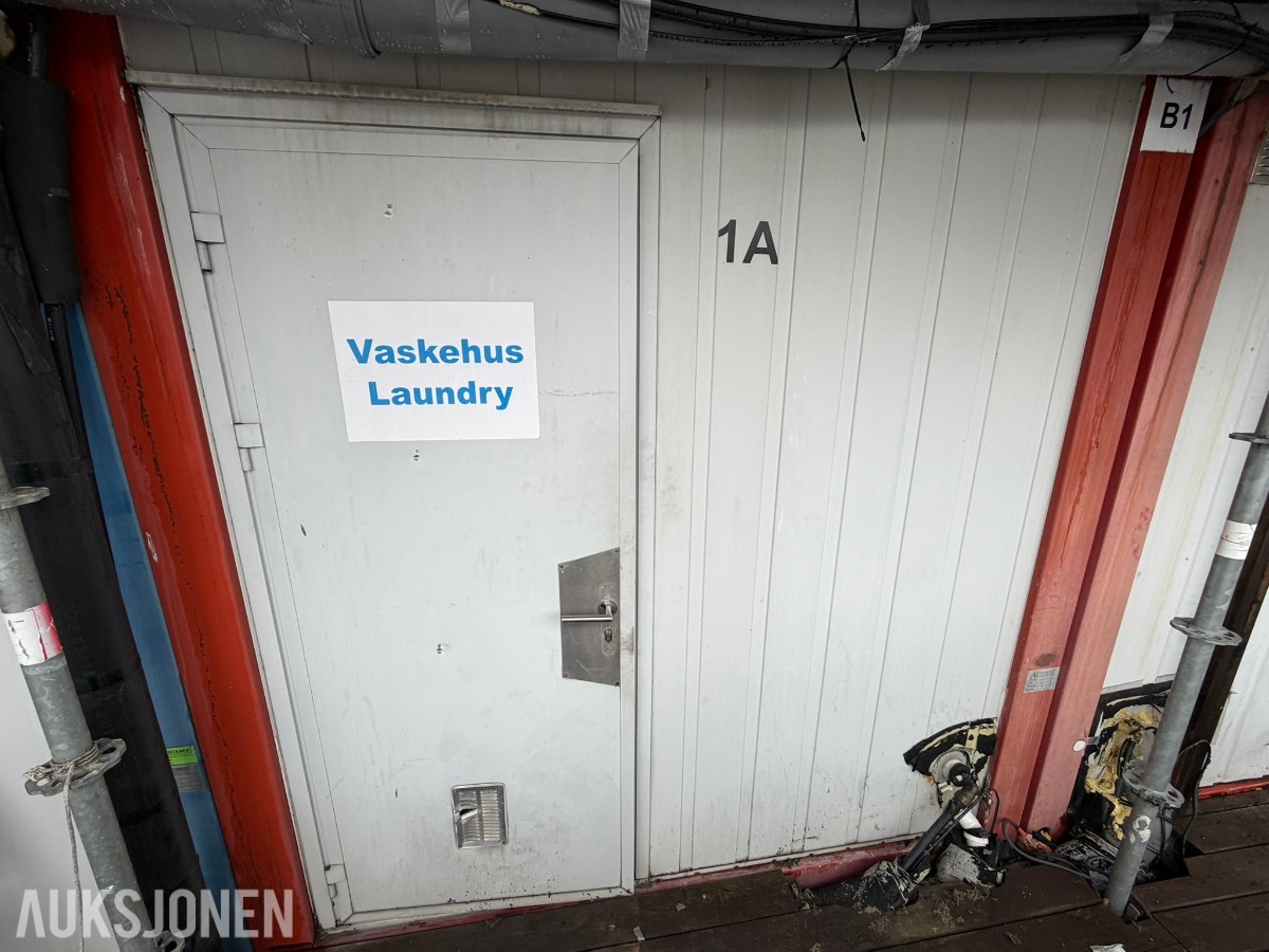 Container vaskerom med vaskemaskiner og tørketromler