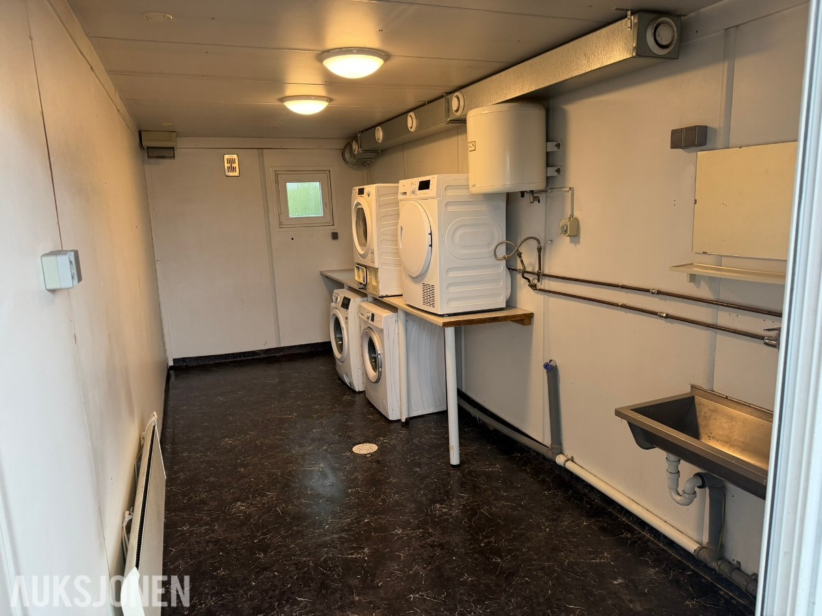 Container vaskerom med vaskemaskiner og tørketromler