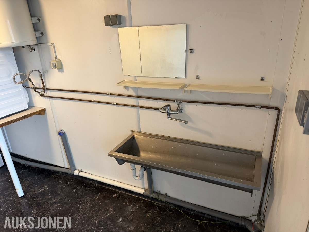 Container vaskerom med vaskemaskiner og tørketromler