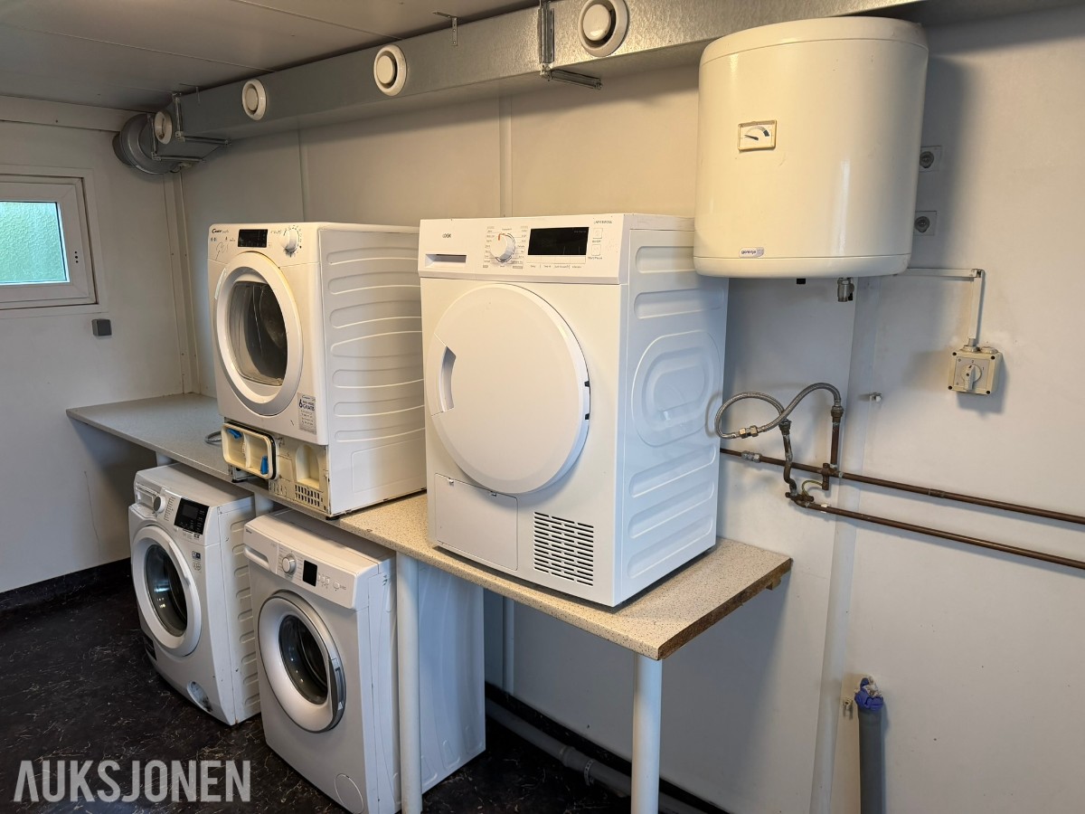 Container vaskerom med vaskemaskiner og tørketromler