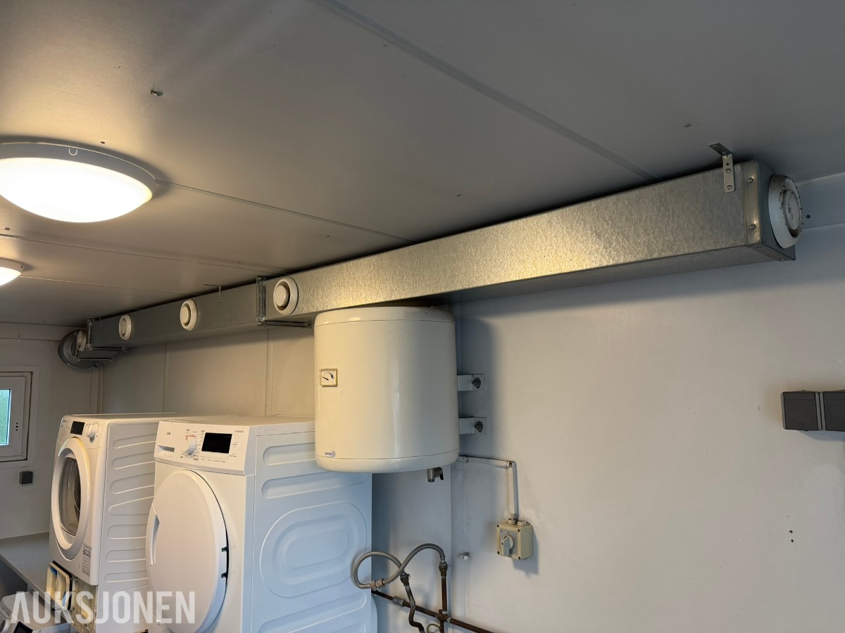 Container vaskerom med vaskemaskiner og tørketromler