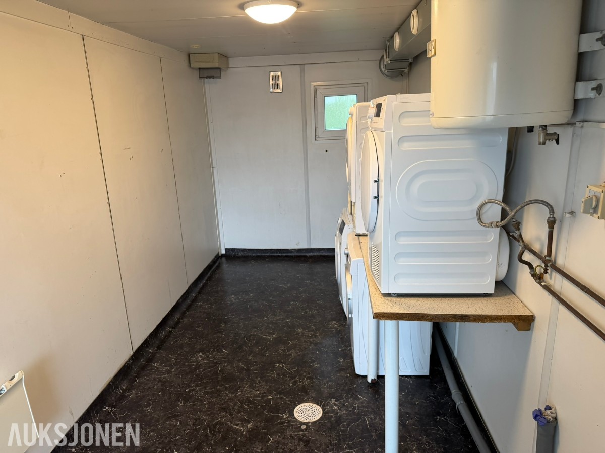 Container vaskerom med vaskemaskiner og tørketromler