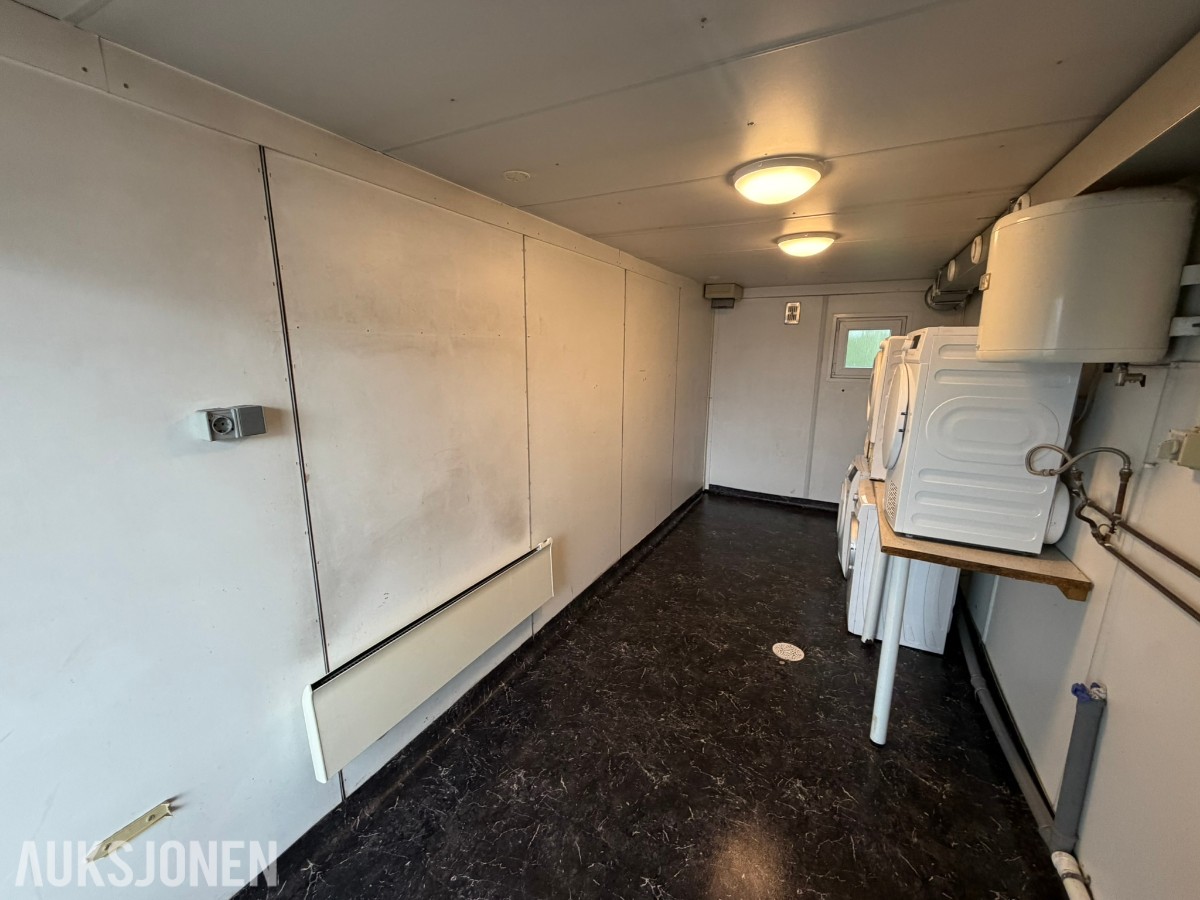 Container vaskerom med vaskemaskiner og tørketromler