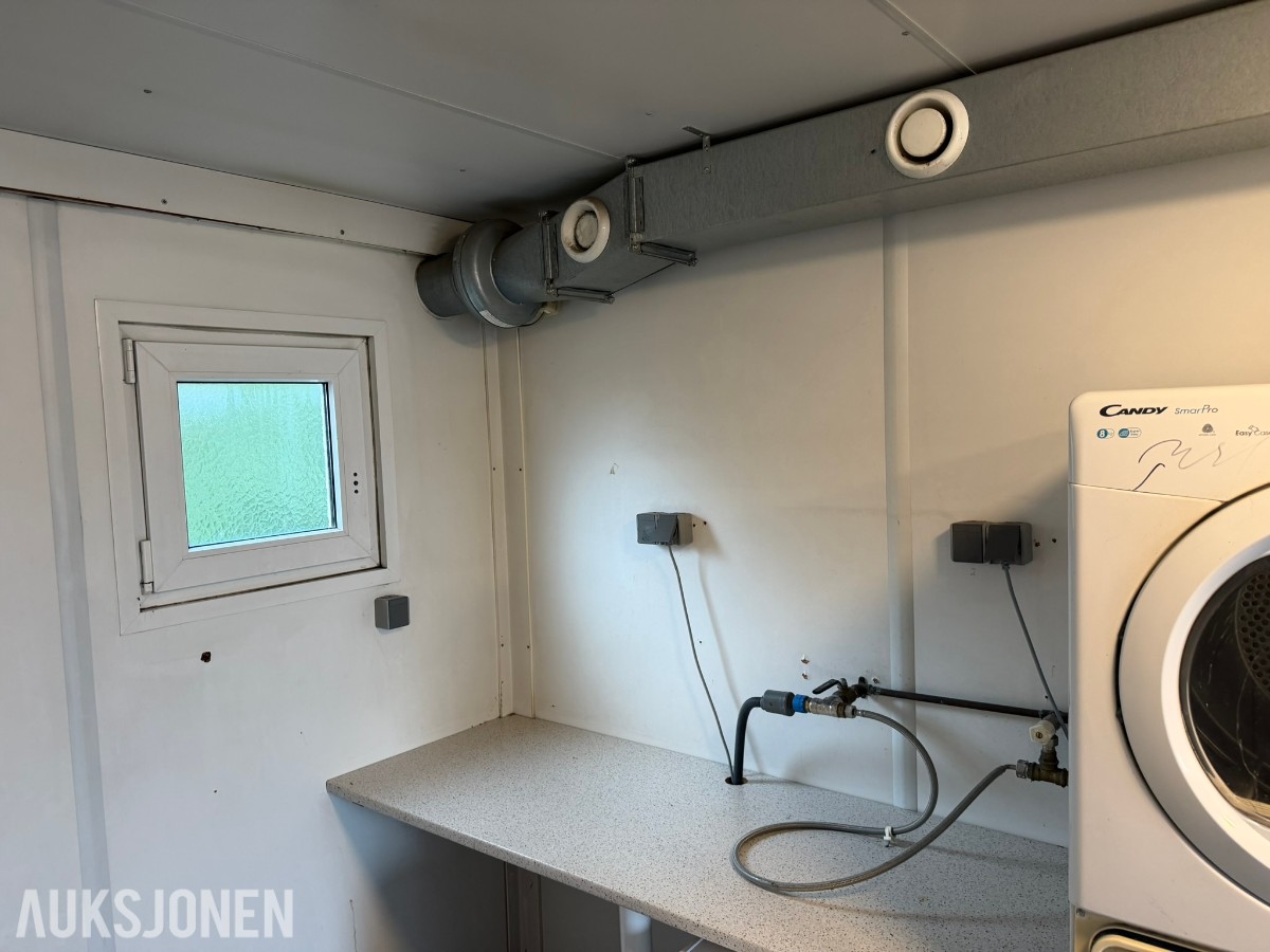 Container vaskerom med vaskemaskiner og tørketromler