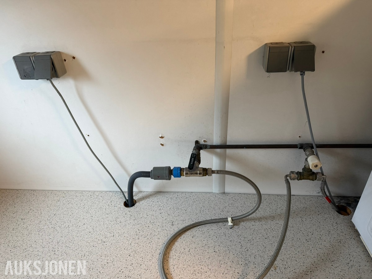 Container vaskerom med vaskemaskiner og tørketromler