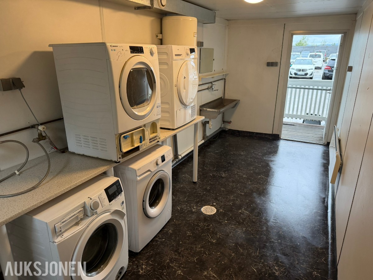 Container vaskerom med vaskemaskiner og tørketromler