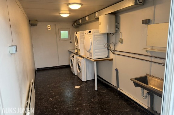 Container vaskerom med vaskemaskiner og tørketromler