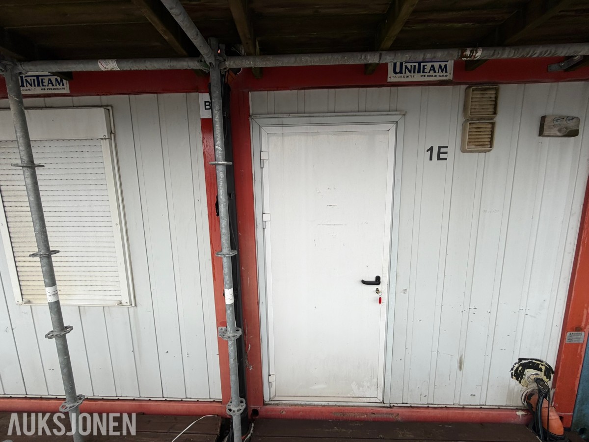 3 containerbrakker med 2 hybler og separate soverom