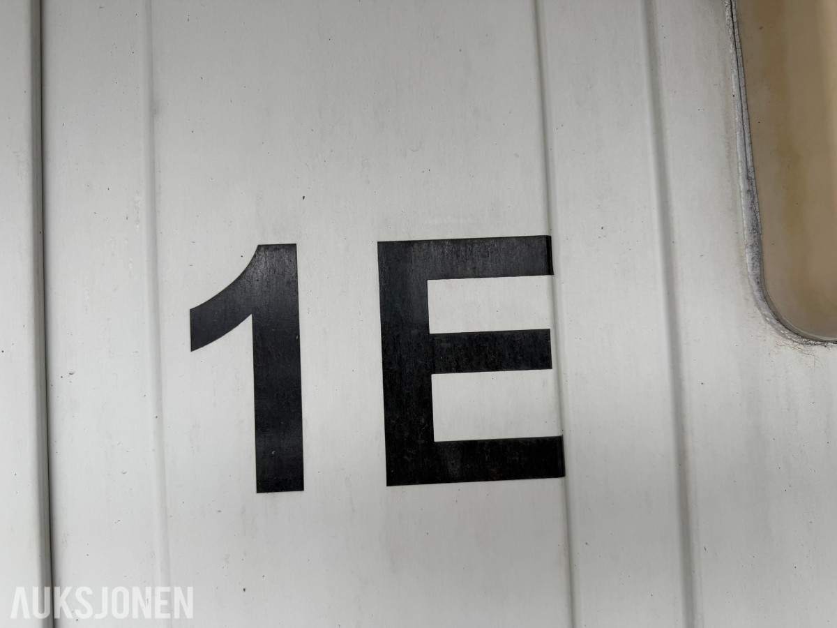 3 containerbrakker med 2 hybler og separate soverom