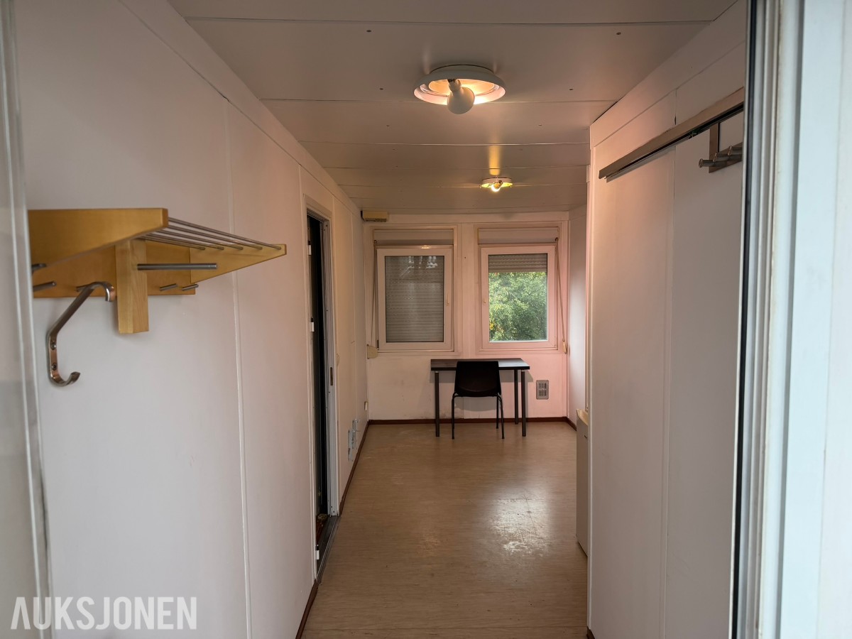 3 containerbrakker med 2 hybler og separate soverom