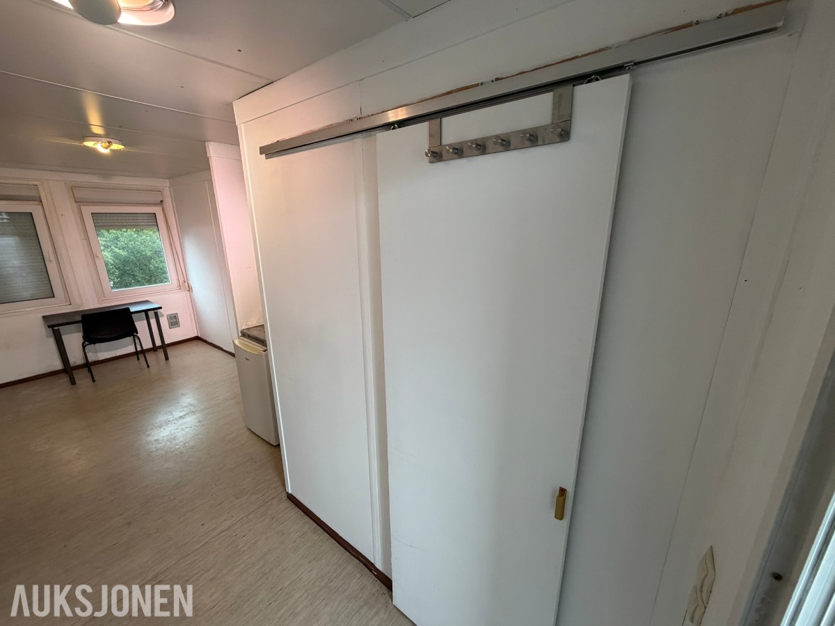 3 containerbrakker med 2 hybler og separate soverom