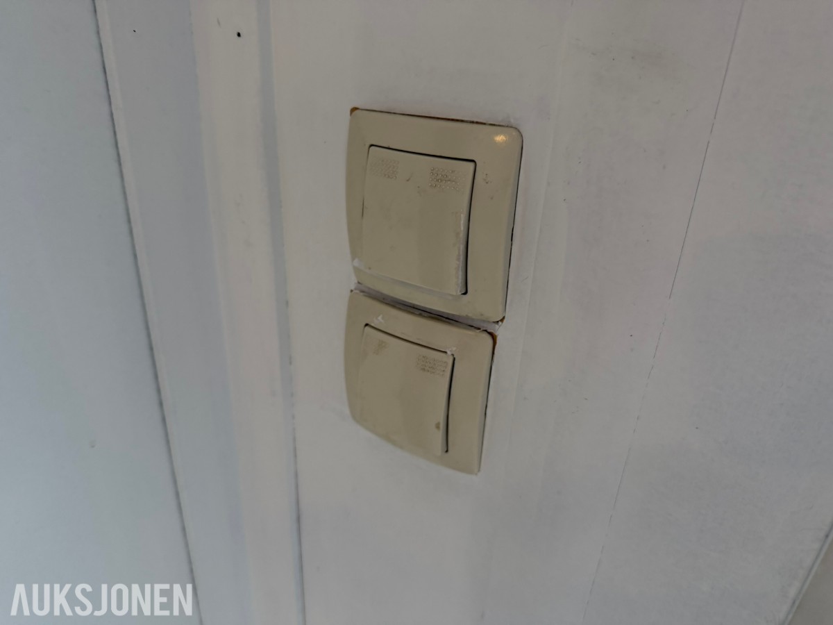3 containerbrakker med 2 hybler og separate soverom