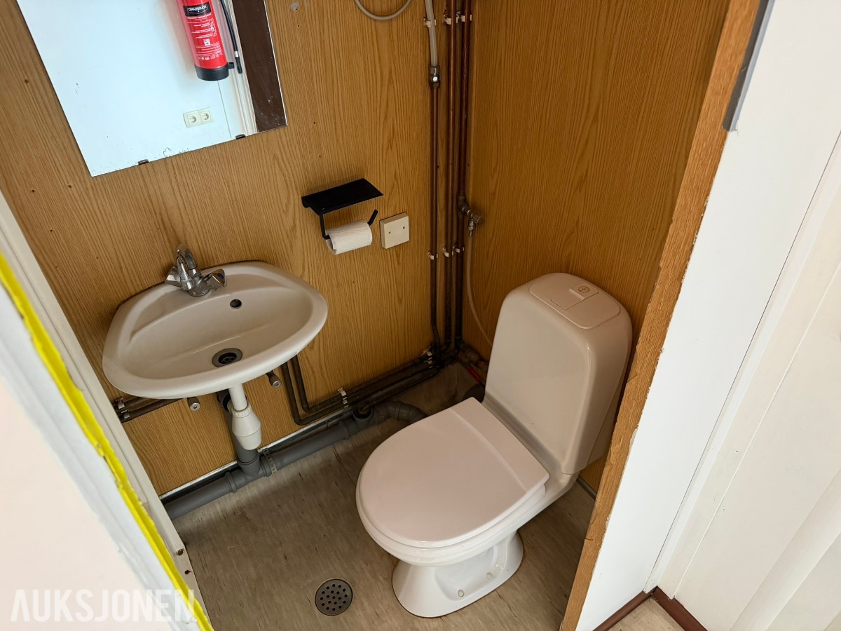 3 containerbrakker med 2 hybler og separate soverom