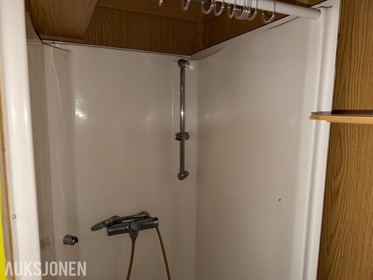 3 containerbrakker med 2 hybler og separate soverom