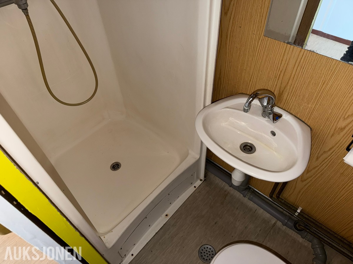 3 containerbrakker med 2 hybler og separate soverom