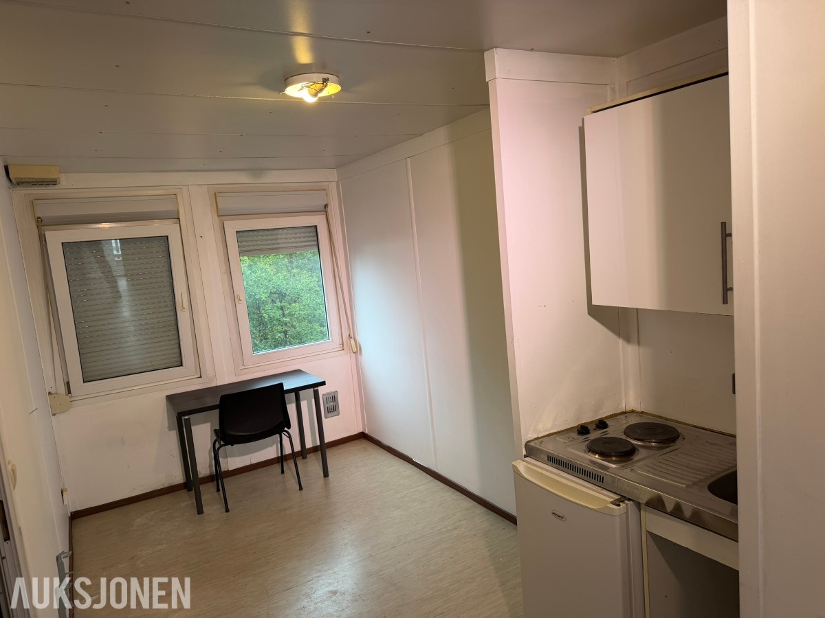 3 containerbrakker med 2 hybler og separate soverom