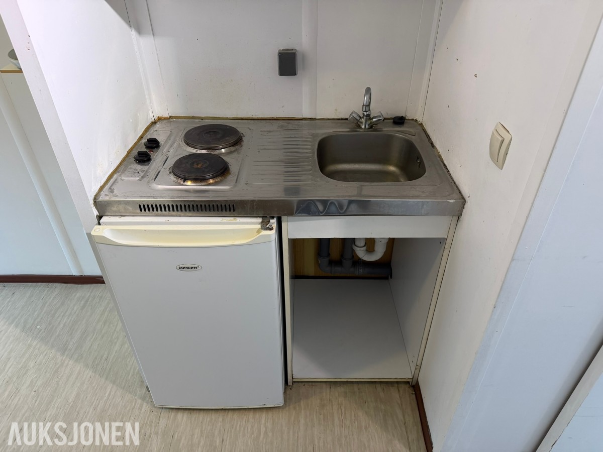 3 containerbrakker med 2 hybler og separate soverom