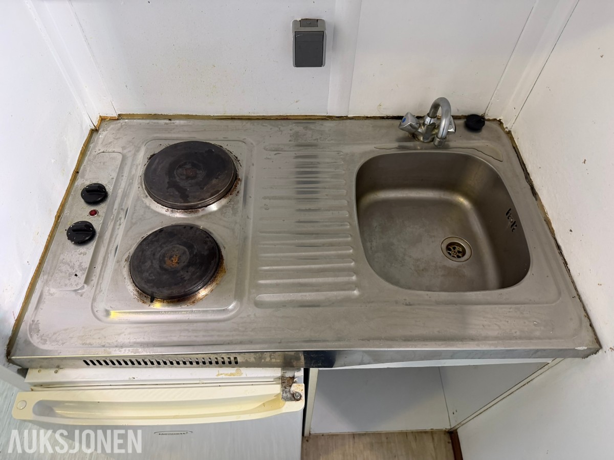 3 containerbrakker med 2 hybler og separate soverom