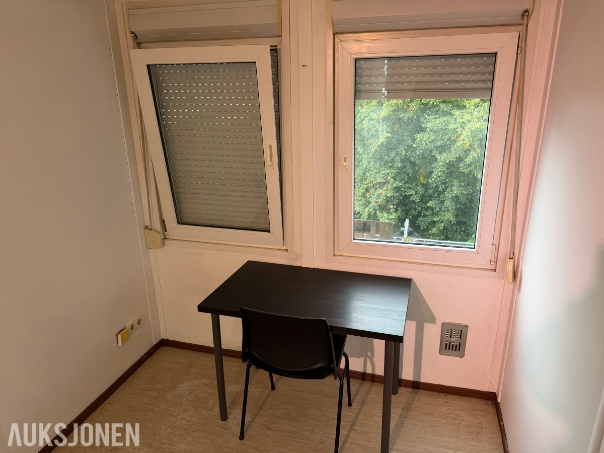 3 containerbrakker med 2 hybler og separate soverom