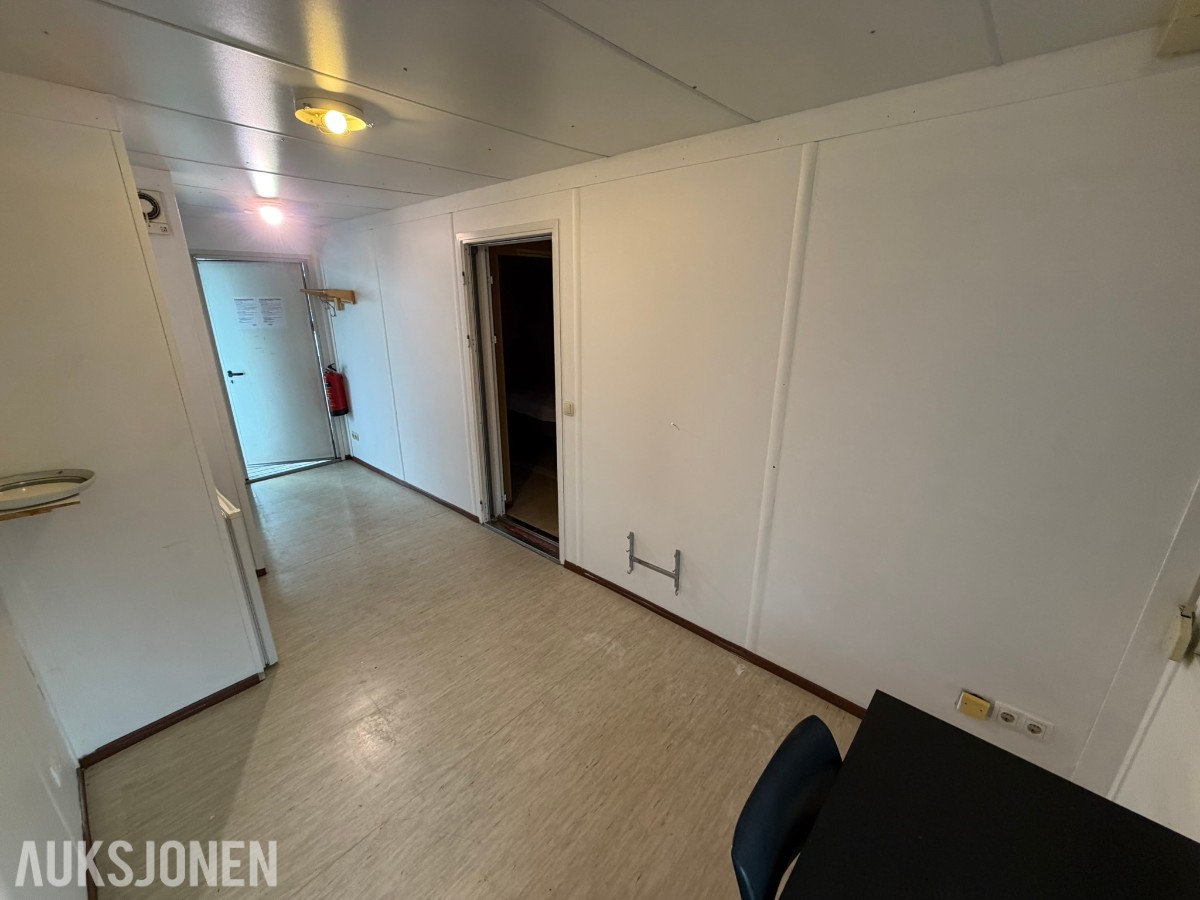 3 containerbrakker med 2 hybler og separate soverom