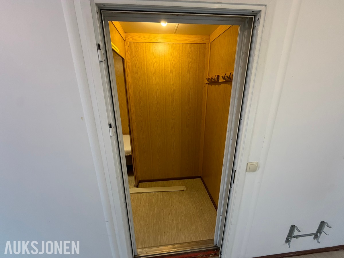 3 containerbrakker med 2 hybler og separate soverom