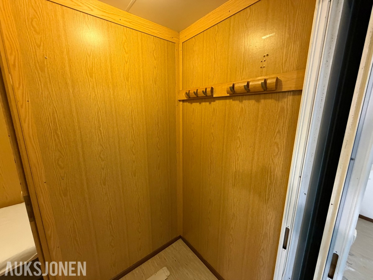 3 containerbrakker med 2 hybler og separate soverom