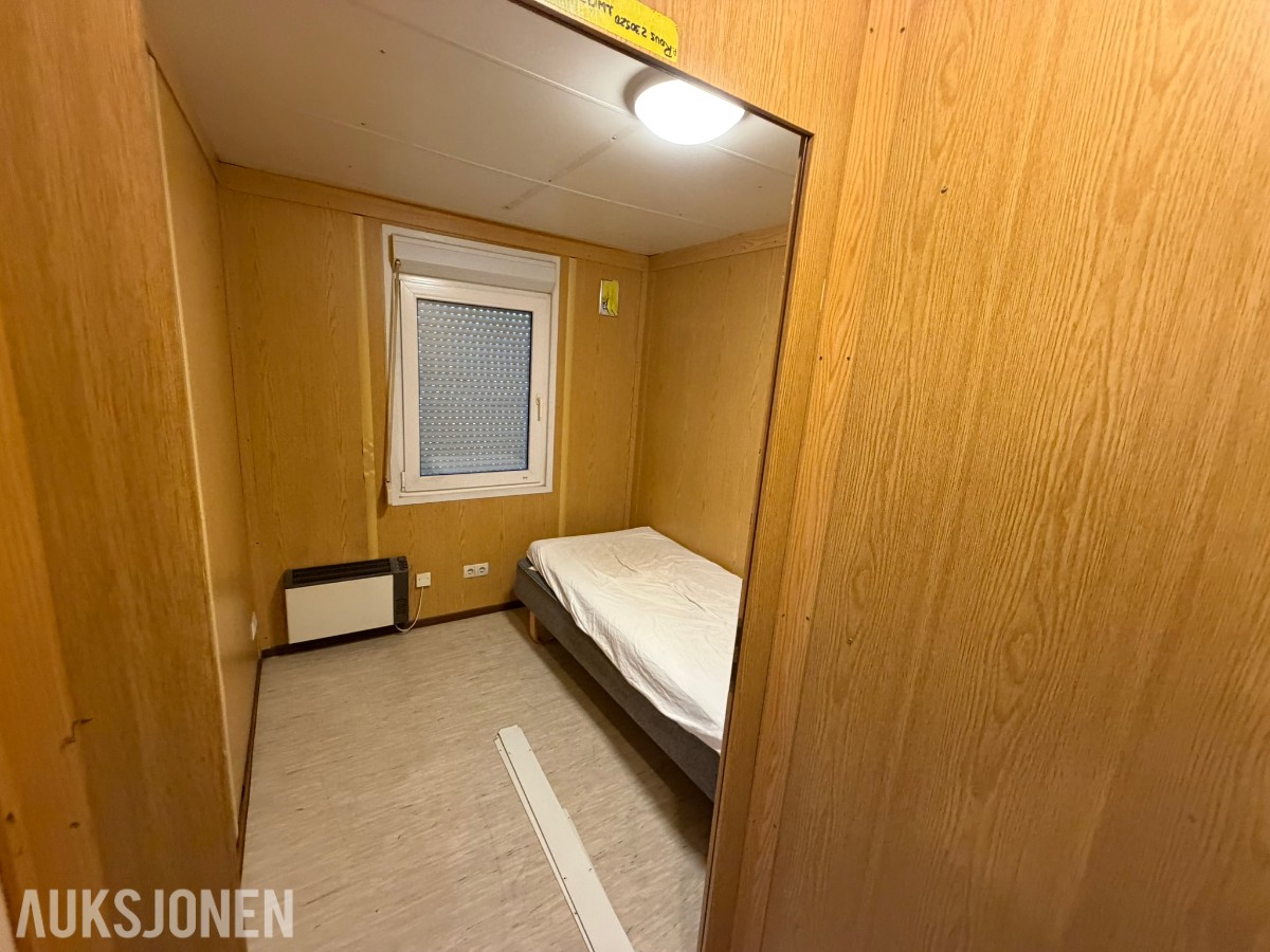 3 containerbrakker med 2 hybler og separate soverom