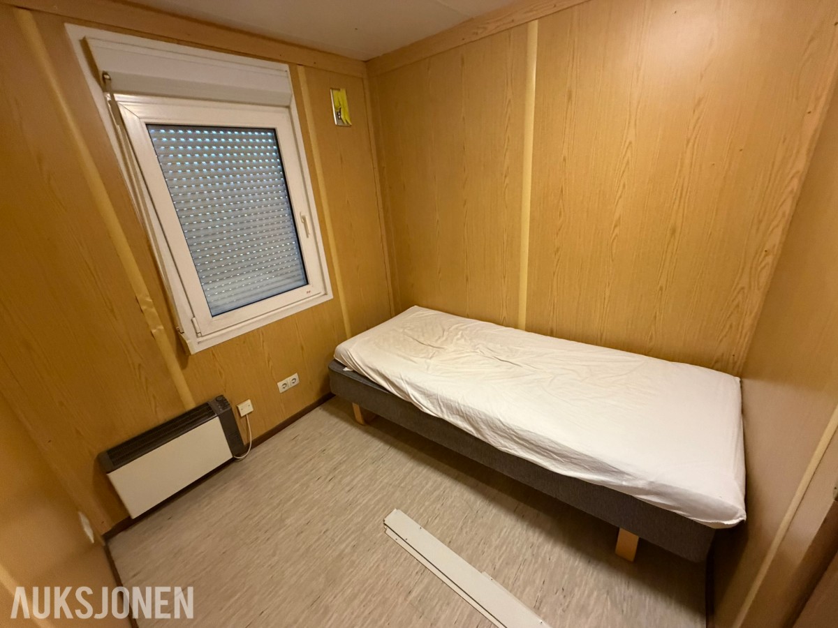 3 containerbrakker med 2 hybler og separate soverom