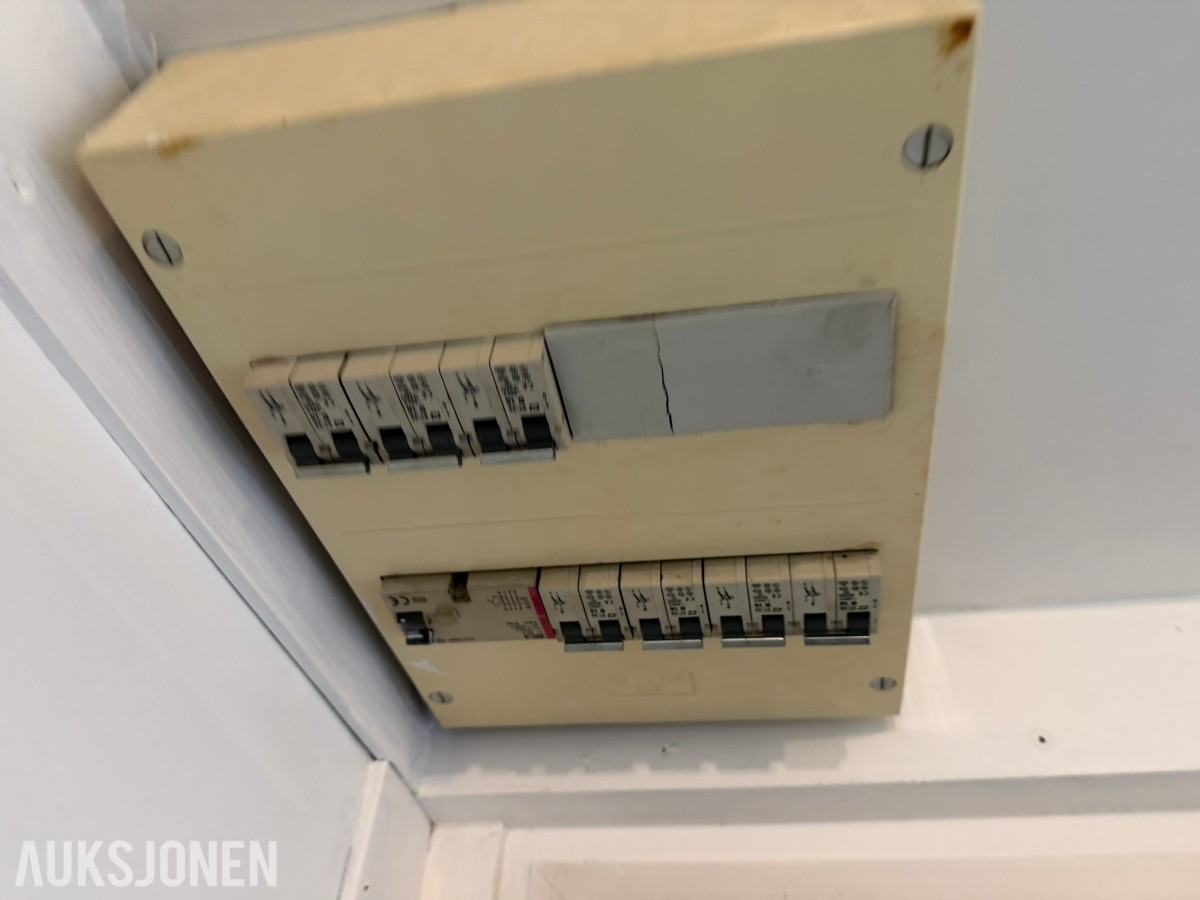 3 containerbrakker med 2 hybler og separate soverom