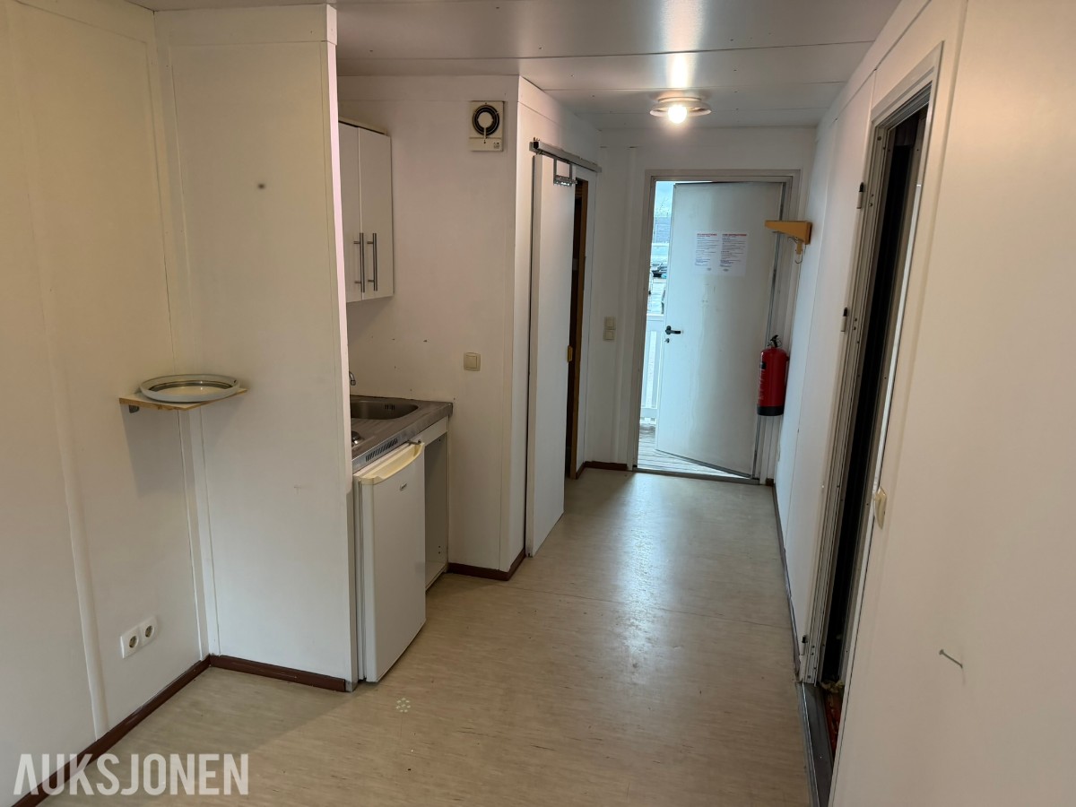 3 containerbrakker med 2 hybler og separate soverom