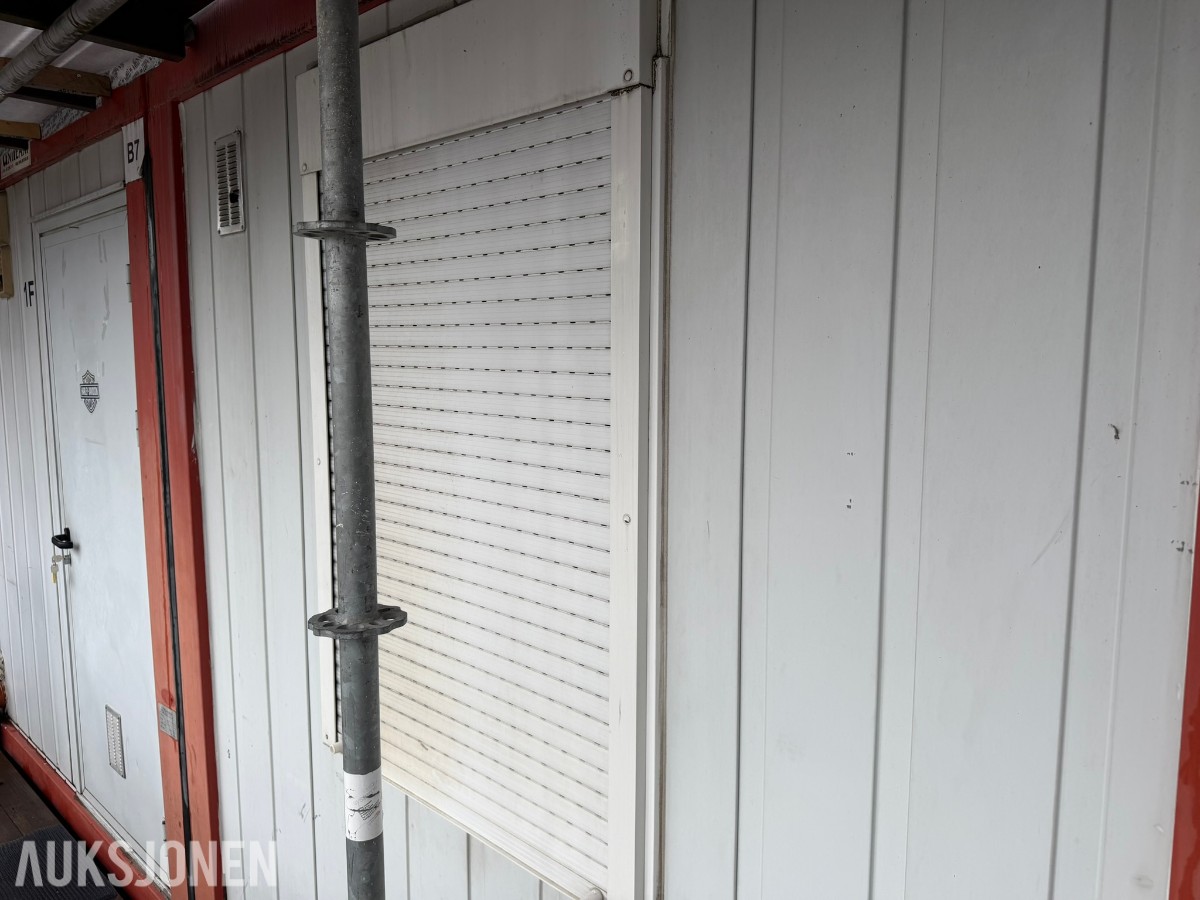 3 containerbrakker med 2 hybler og separate soverom