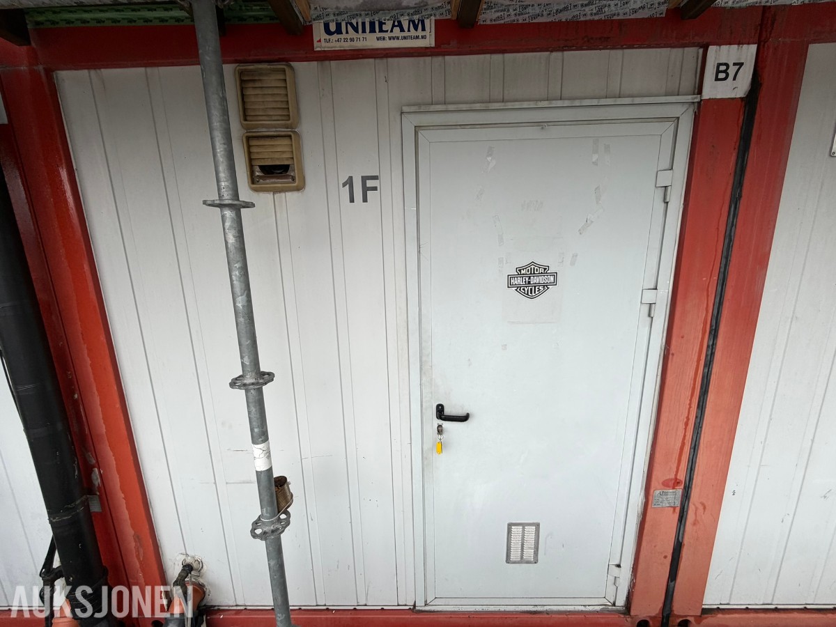 3 containerbrakker med 2 hybler og separate soverom