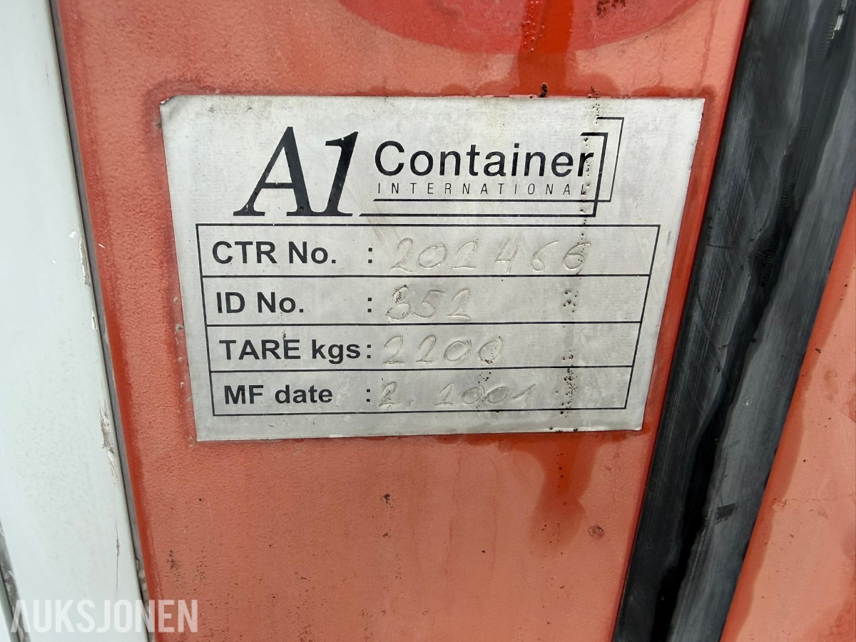 3 containerbrakker med 2 hybler og separate soverom