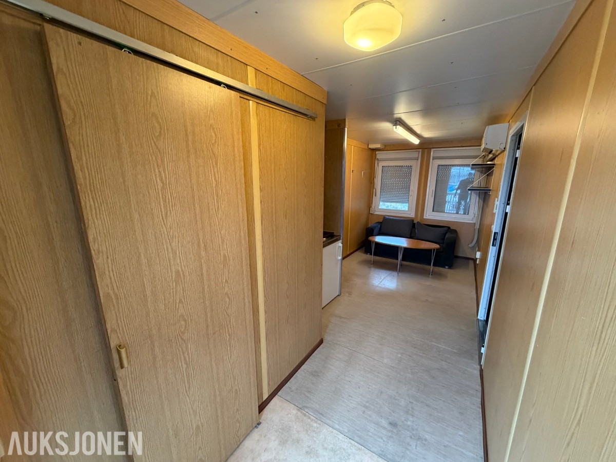 3 containerbrakker med 2 hybler og separate soverom