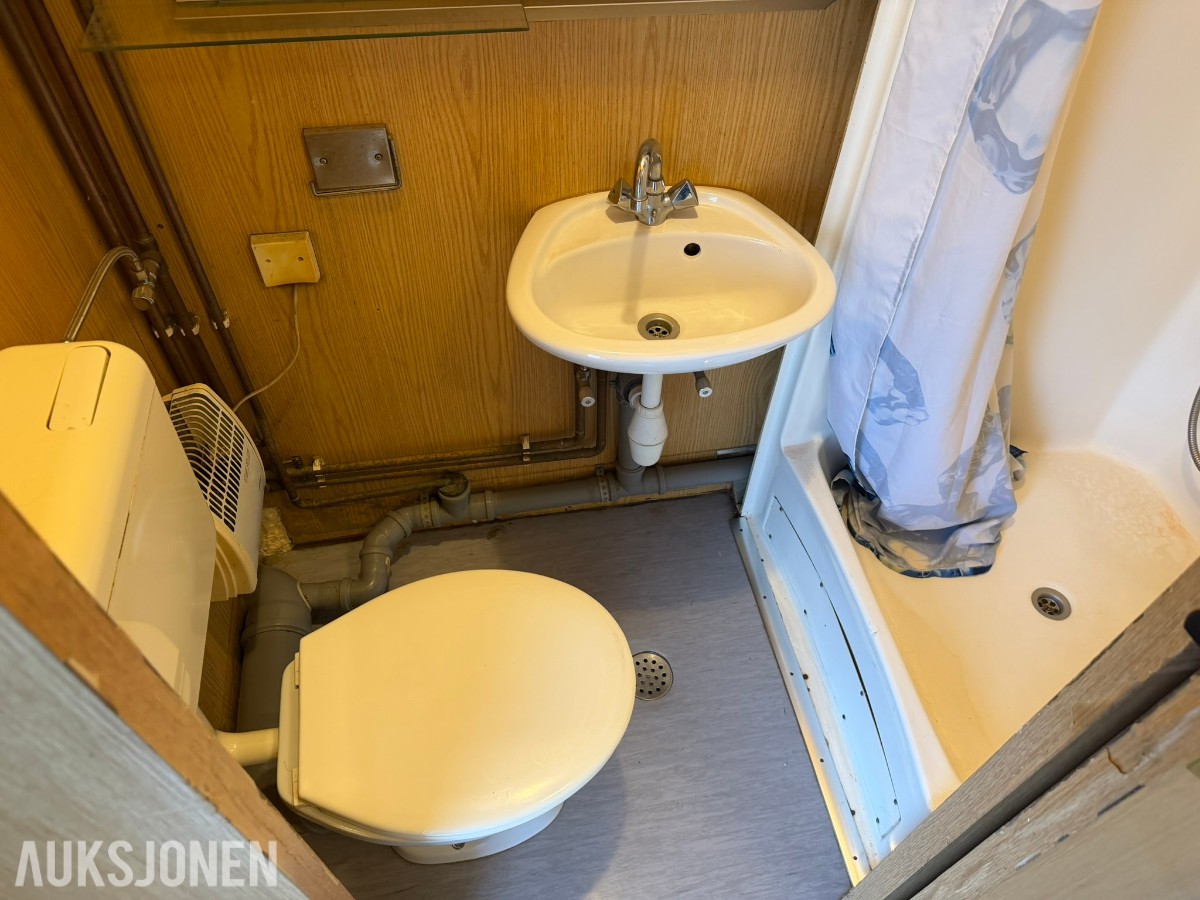 3 containerbrakker med 2 hybler og separate soverom