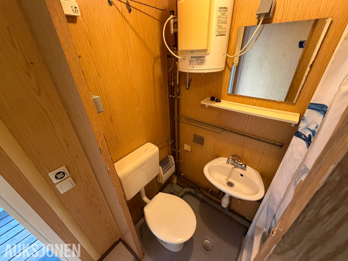 3 containerbrakker med 2 hybler og separate soverom
