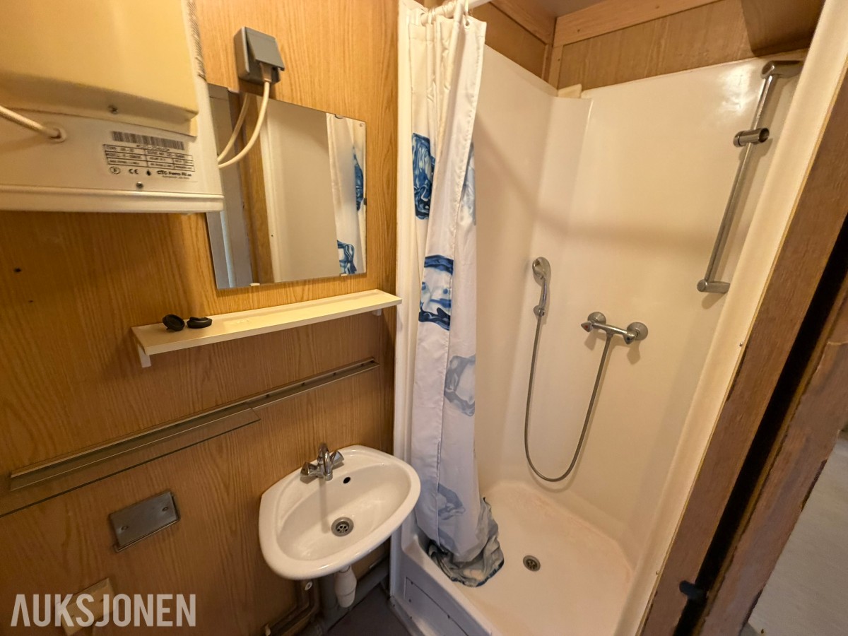 3 containerbrakker med 2 hybler og separate soverom