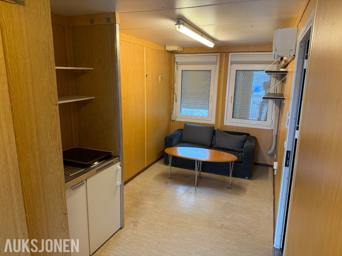 3 containerbrakker med 2 hybler og separate soverom