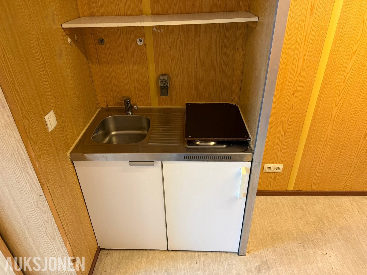 3 containerbrakker med 2 hybler og separate soverom