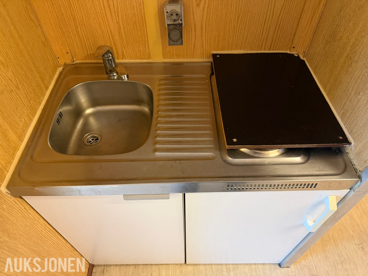 3 containerbrakker med 2 hybler og separate soverom