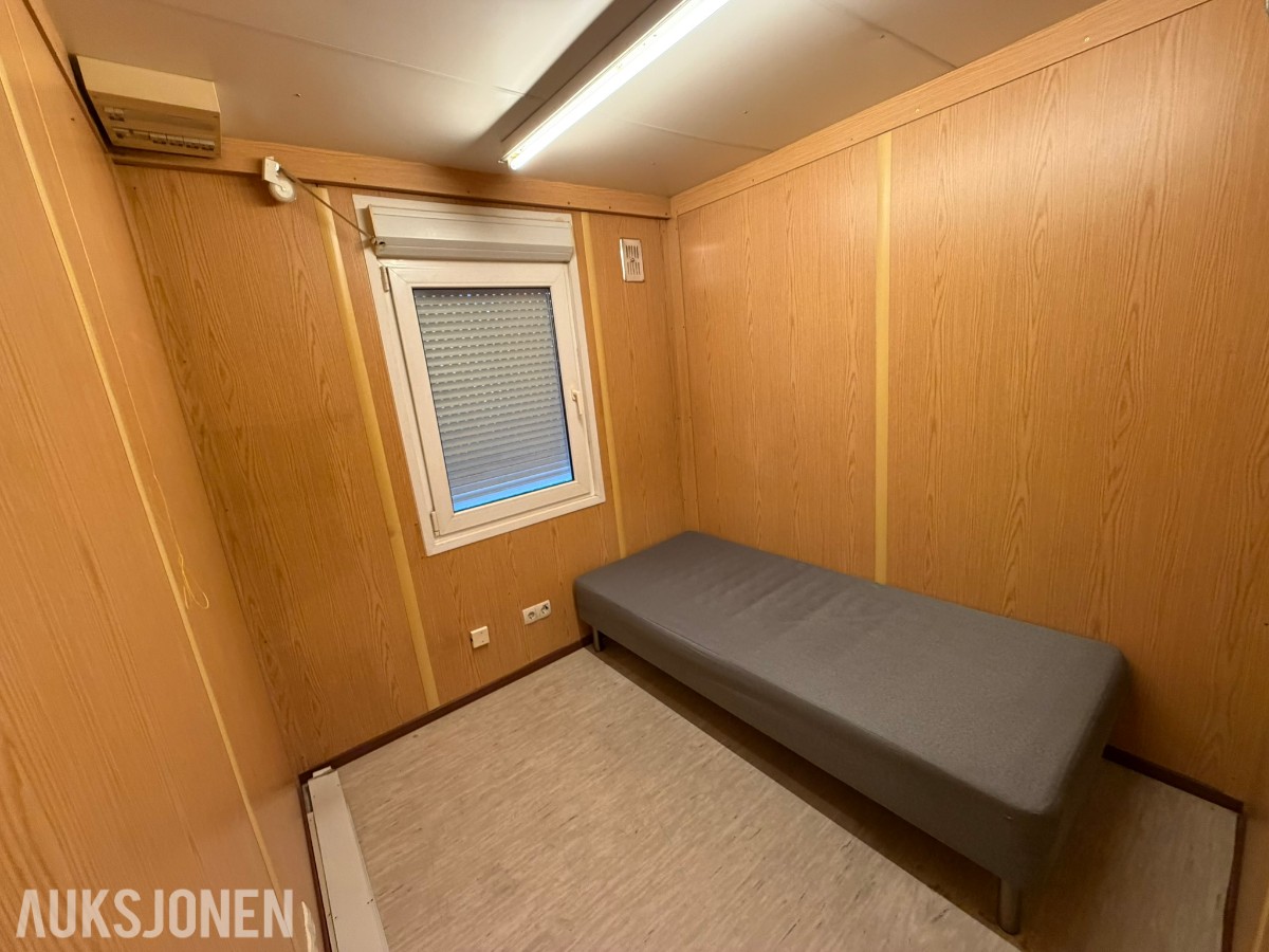3 containerbrakker med 2 hybler og separate soverom