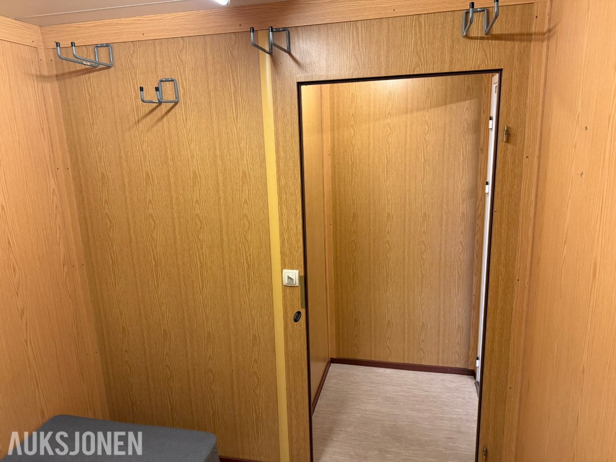 3 containerbrakker med 2 hybler og separate soverom
