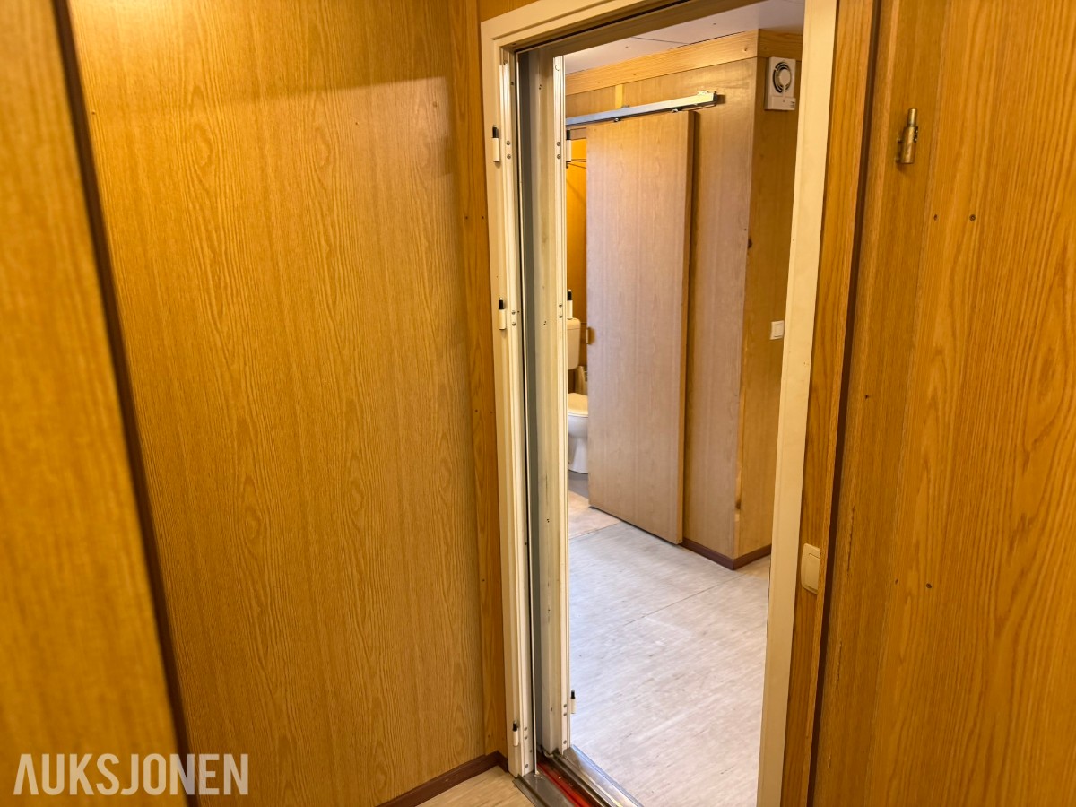 3 containerbrakker med 2 hybler og separate soverom