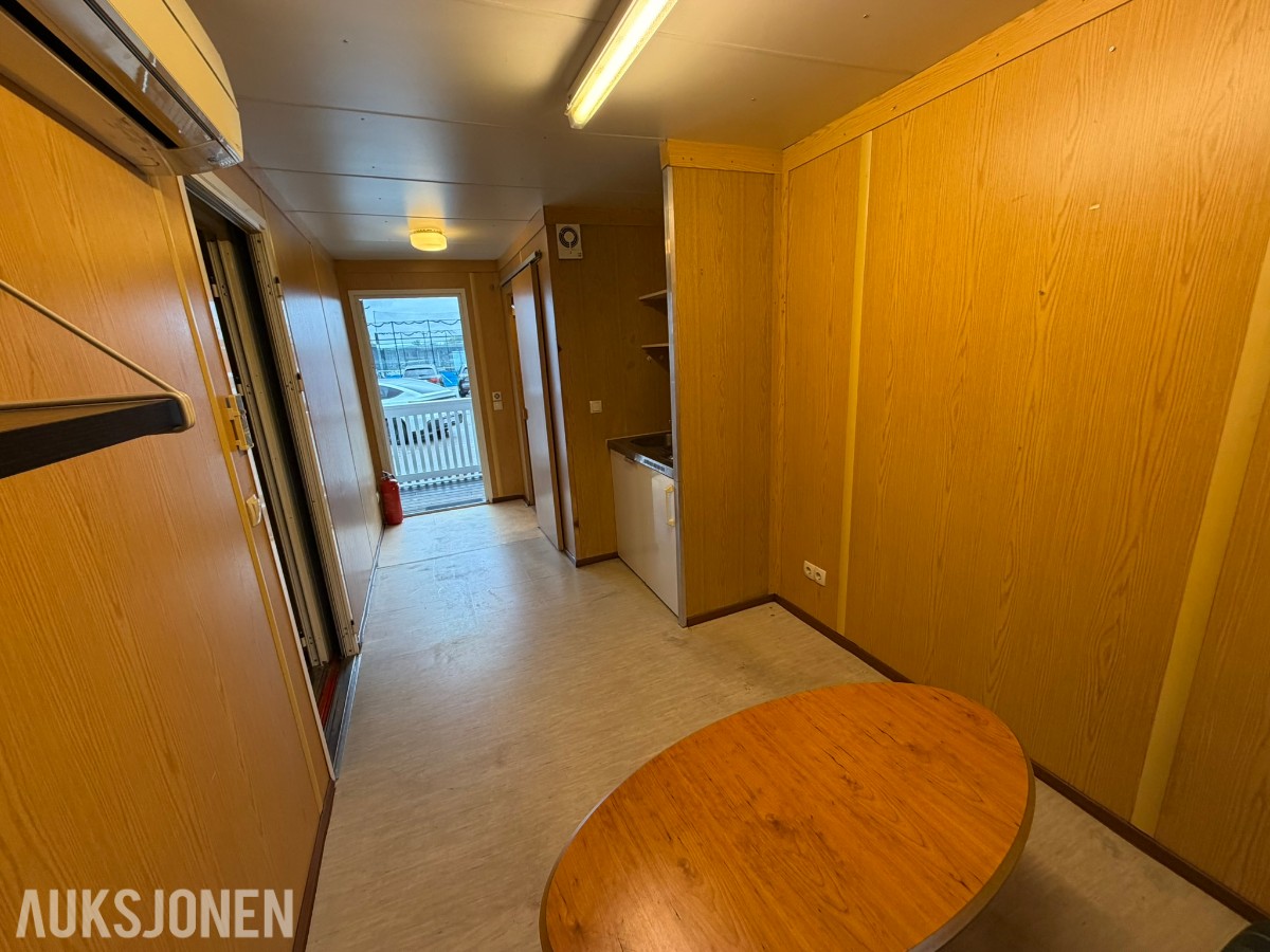 3 containerbrakker med 2 hybler og separate soverom